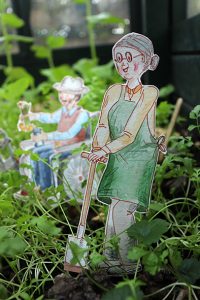 Mini-Seniorin in der Gartentherapie für Demenzkranke